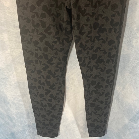 NWT Aerie Black & Grey Star Print Leggings Chill Play Move Line 7/8 Length Large - Picture 10 of 16